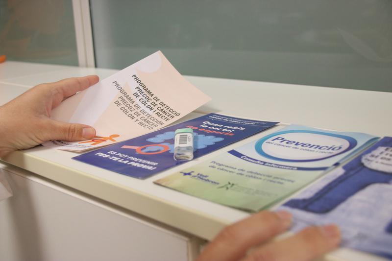Els fullets informatius sobre la prevenció del càncer de còlon i una mostra per fer una prova