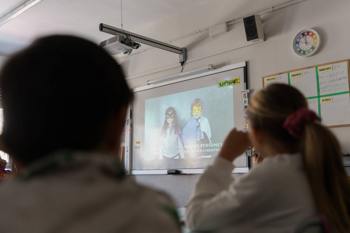 Els alumnes, mirant un dels vídeos promocionals que han fet