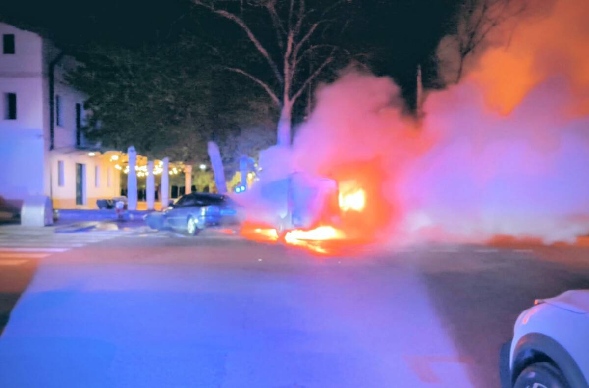 Detingut un home de 80 anys per incendiar tres vehicles a Roquetes