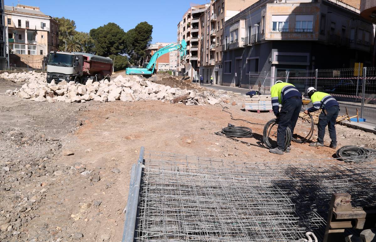 El nou aparcament als terrenys d’Adif pren forma amb l’enderroc de l’antic pont del ferrocarril a Tortosa