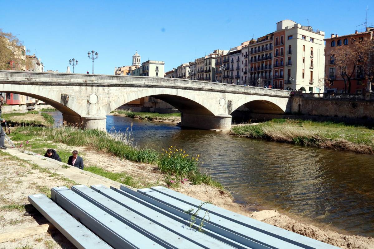 Girona reforça les bigues de la plataforma de la plaça Catalunya