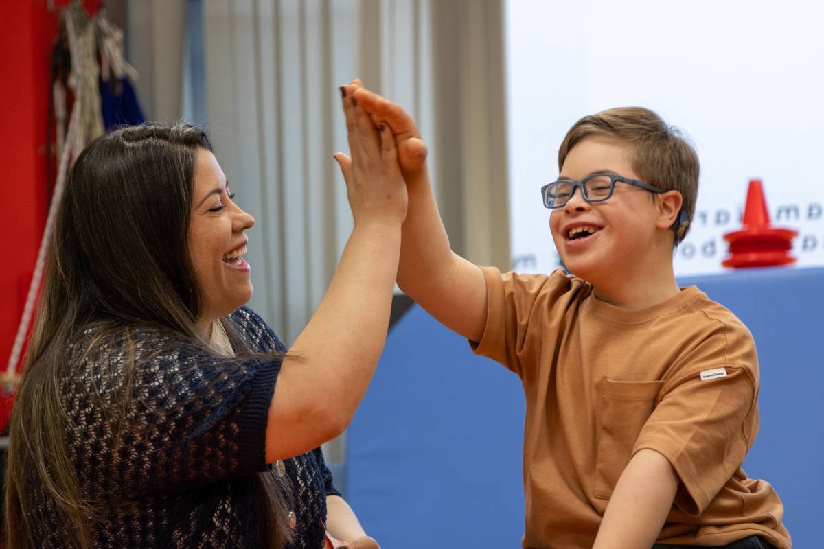 En Lucas amb la seva mare, la Patricia, a la Fundació CromoSuma - Miquel Oms