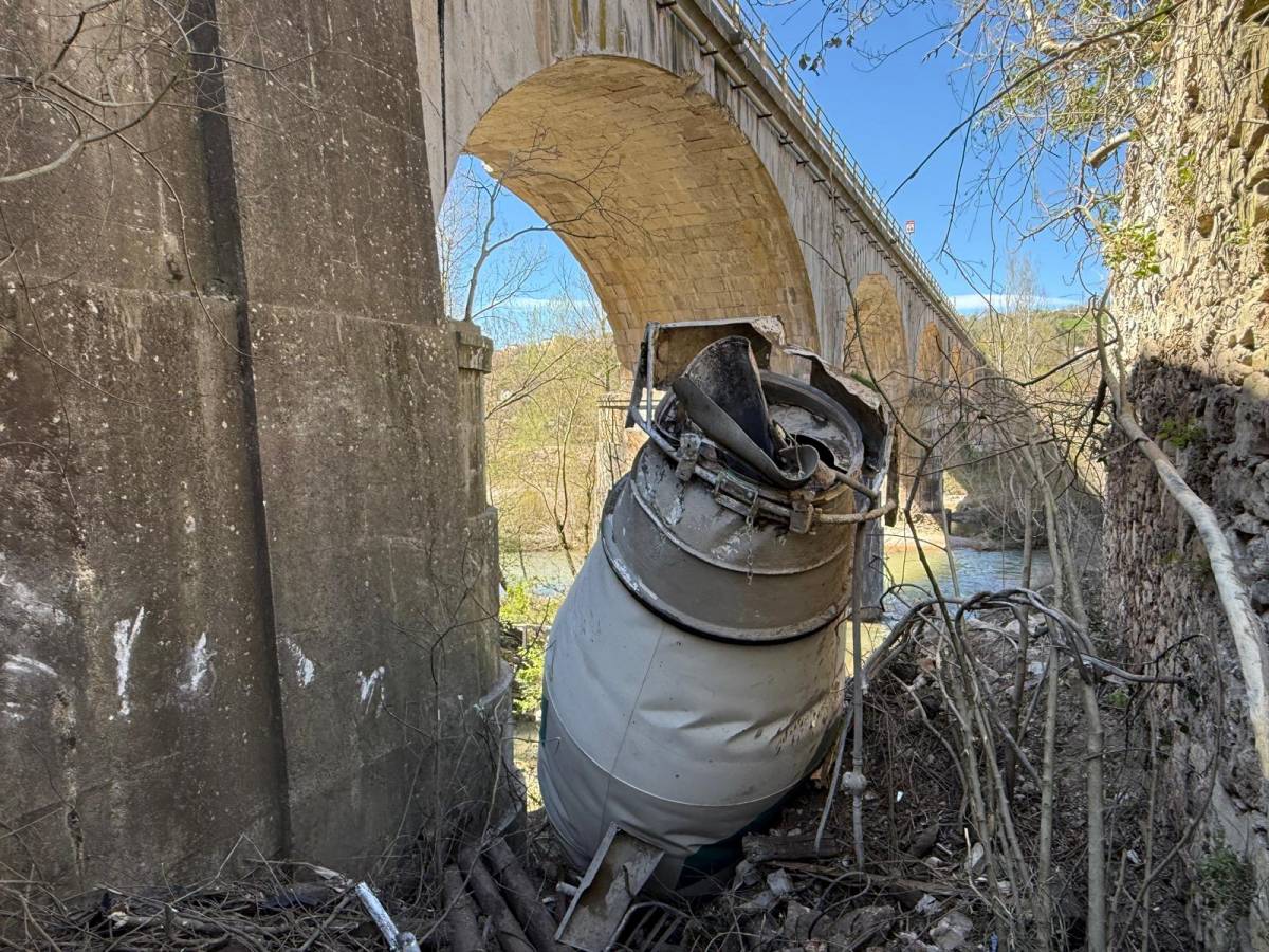 S’accidenta un camió formigonera i cau 20 metres per un pont