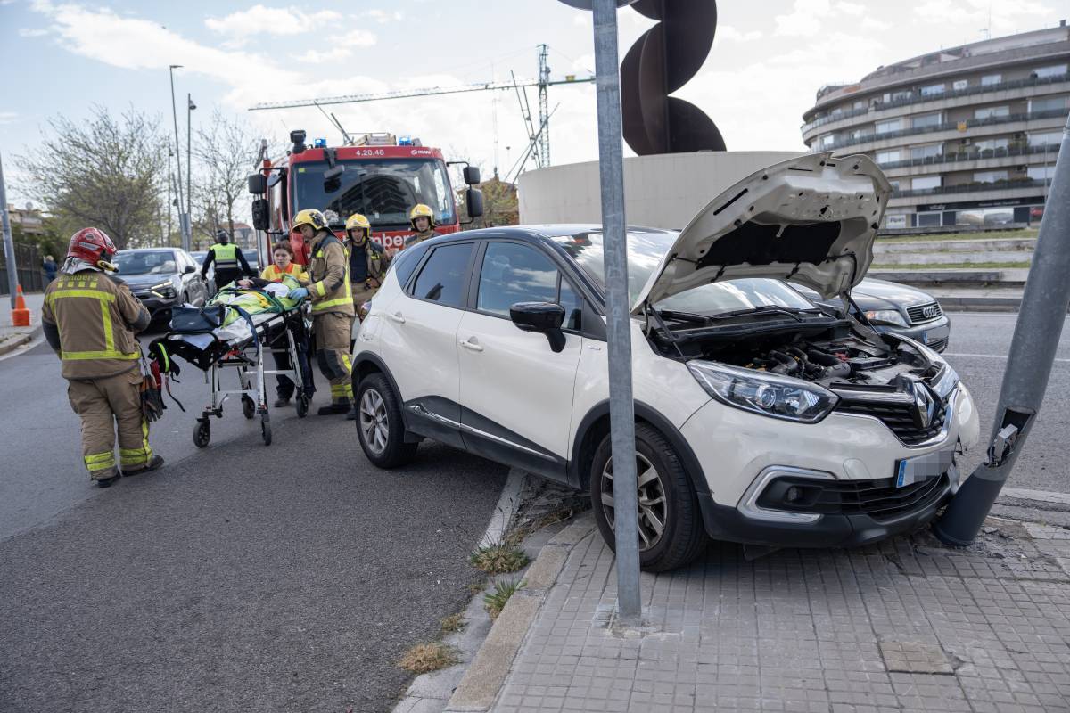 Atrpada dins del cotxe en un un xoc múltiple a la plaça de la Dona