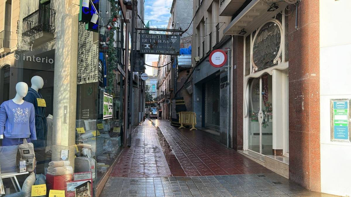 Reobren el carrer de la Rosa després de l'esfondrament d'un edifici