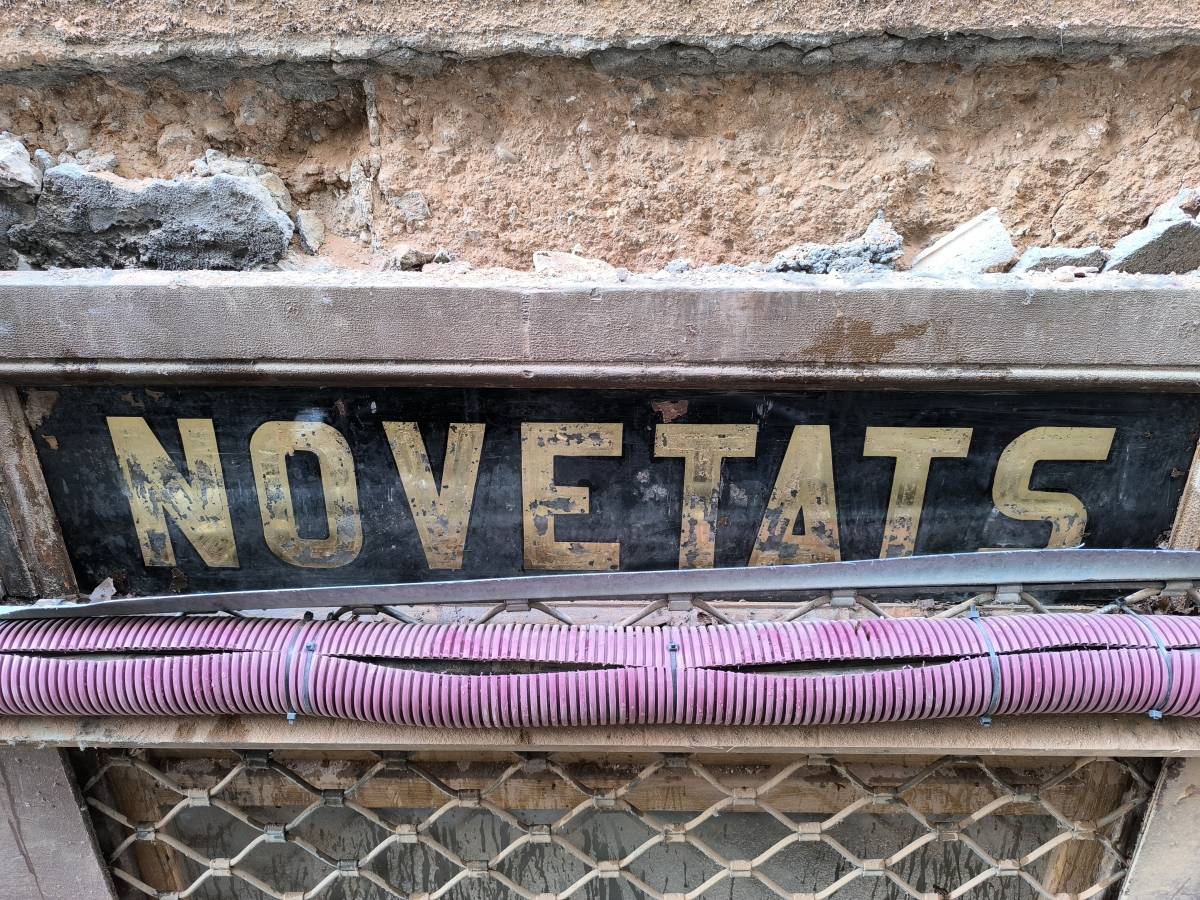 Rètol `Novetats` recuperat al carrer de la Rosa - Genís Ribé Monge (MHS) Rètol `Novetats` recuperat al carrer de la Rosa
