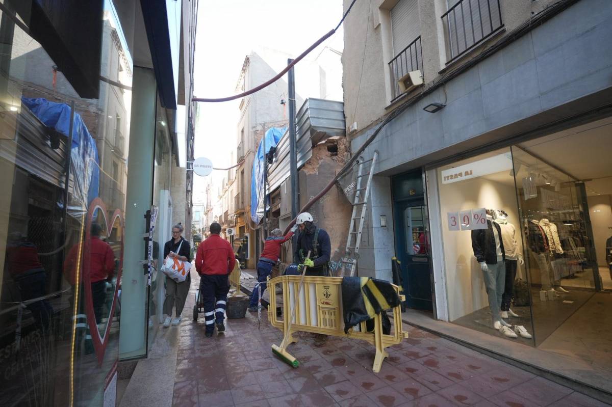 Reobren el carrer de la Rosa després de l'esfondrament d'un edifici