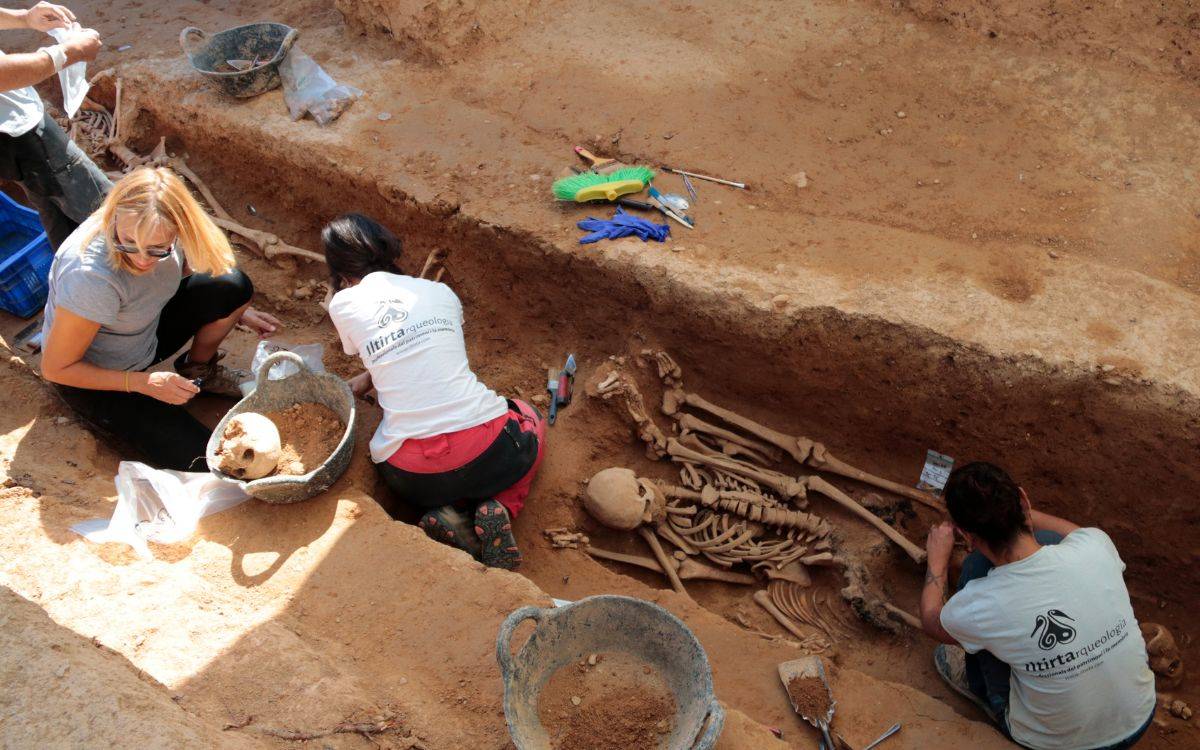Exhumen cinquanta combatents de la Guerra Civil enterrats en una fossa comuna de la Bisbal de Montsant