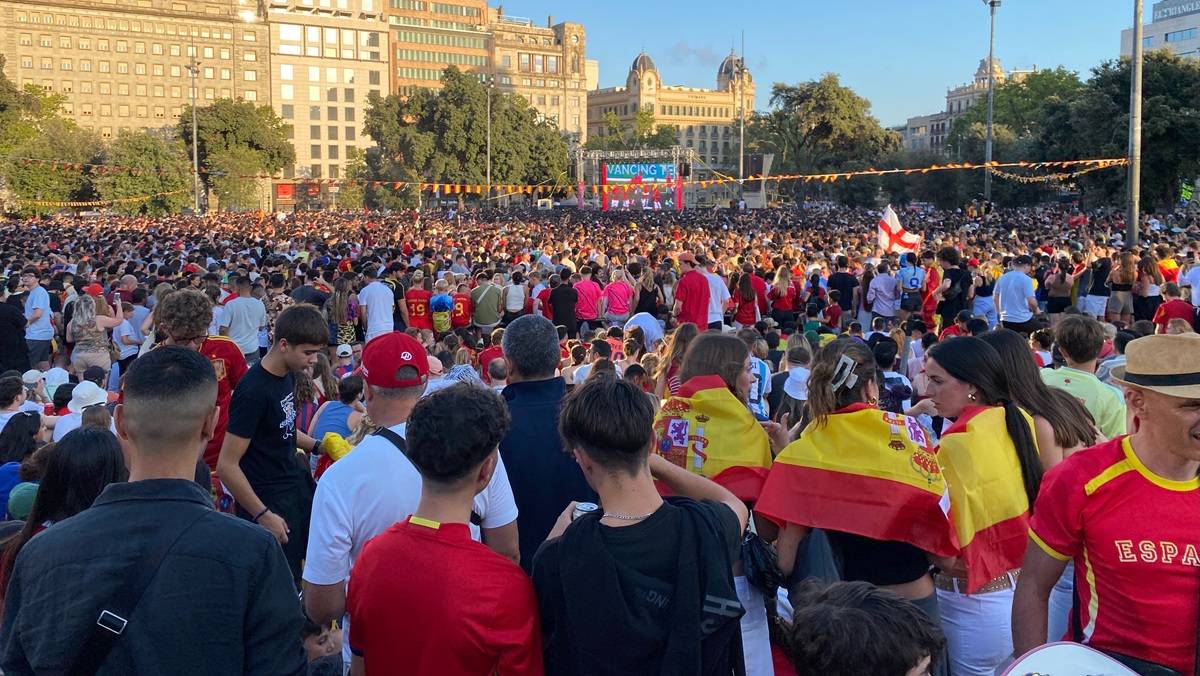 Pressió d'ERC a Collboni perquè no instal·li pantalles per veure la selecció espanyola al Mundial