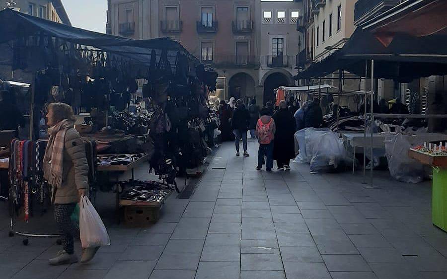 Des de fa uns dies, les parades del mercat setmanal dels dilluns de Manlleu s`ubiquen fora de la zona de sorra. - Aj. Manlleu Des de fa uns dies, les parades del mercat setmanal dels dilluns de Manlleu s`ubiquen fora de la zona de sorra.