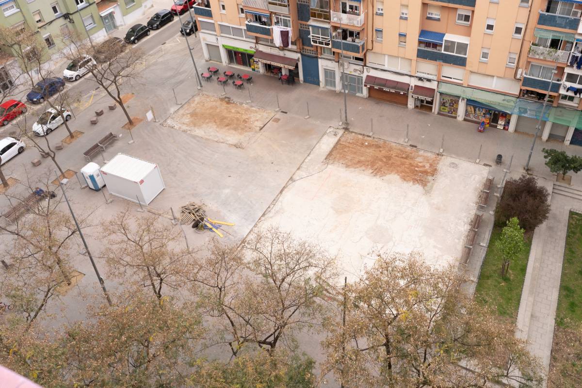 Neguit amb les obres de la plaça de Montellà: "La festa major del barri és d'aquí poc i no està acabada"