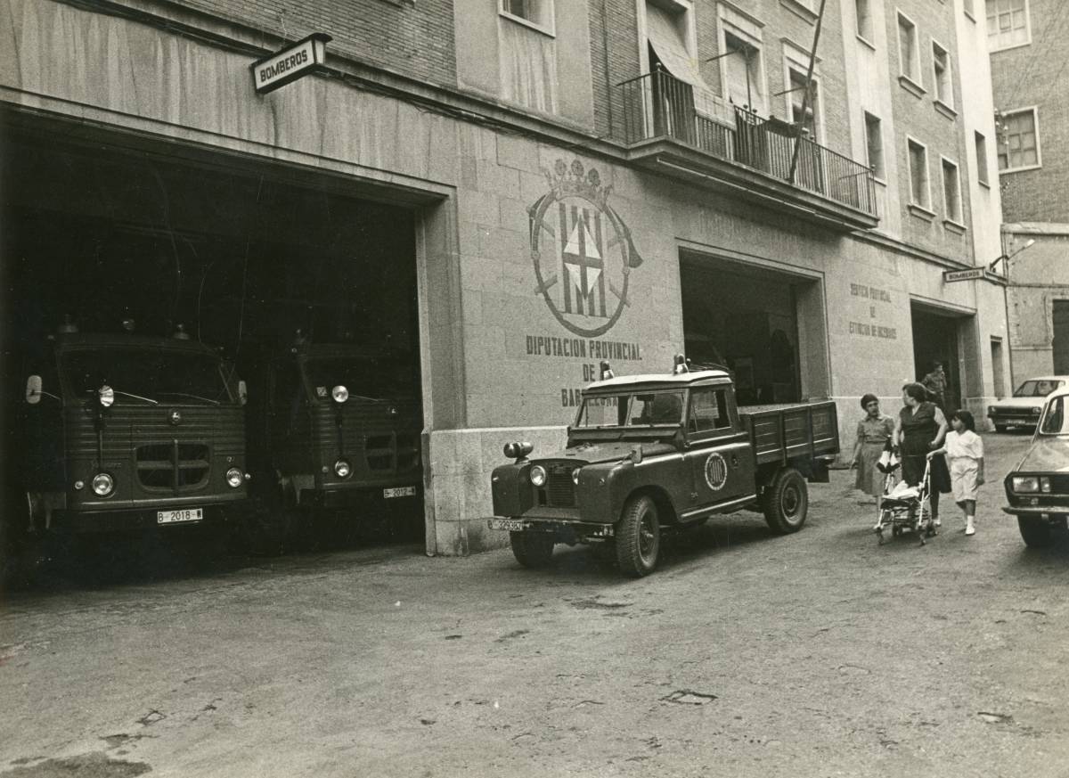 Dones que passen i un cos que no hi és