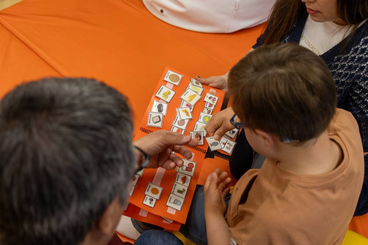 En Lucas es comunica amb un llibre de pictogrames - Miquel Oms En Lucas es comunica amb un llibre de pictogrames