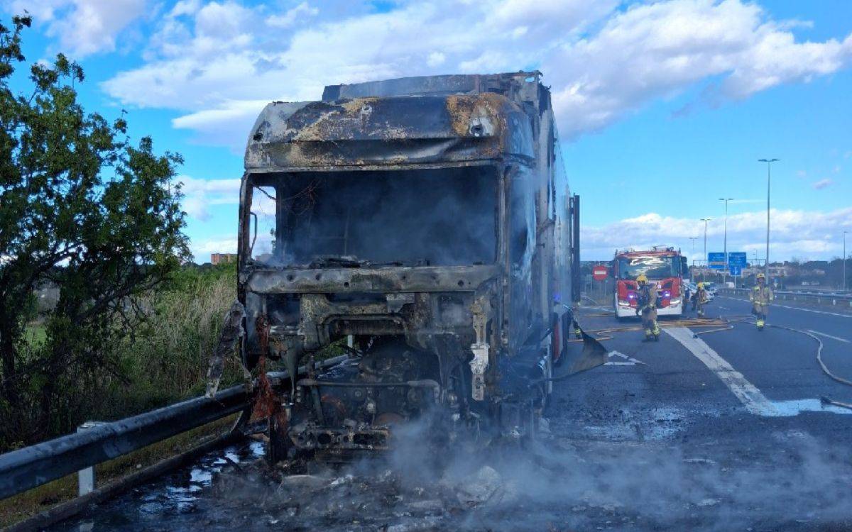 L'incendi d'un camió a l'A-7 a Tarragona provoca circulació amb retencions i aturades