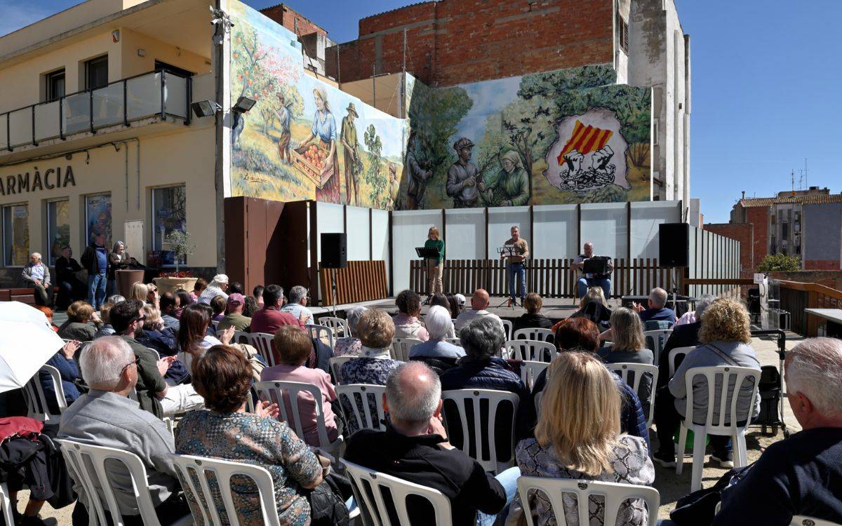 Inauguren el mural de la pagesia a la plaça de l'Era del Castell del Morell