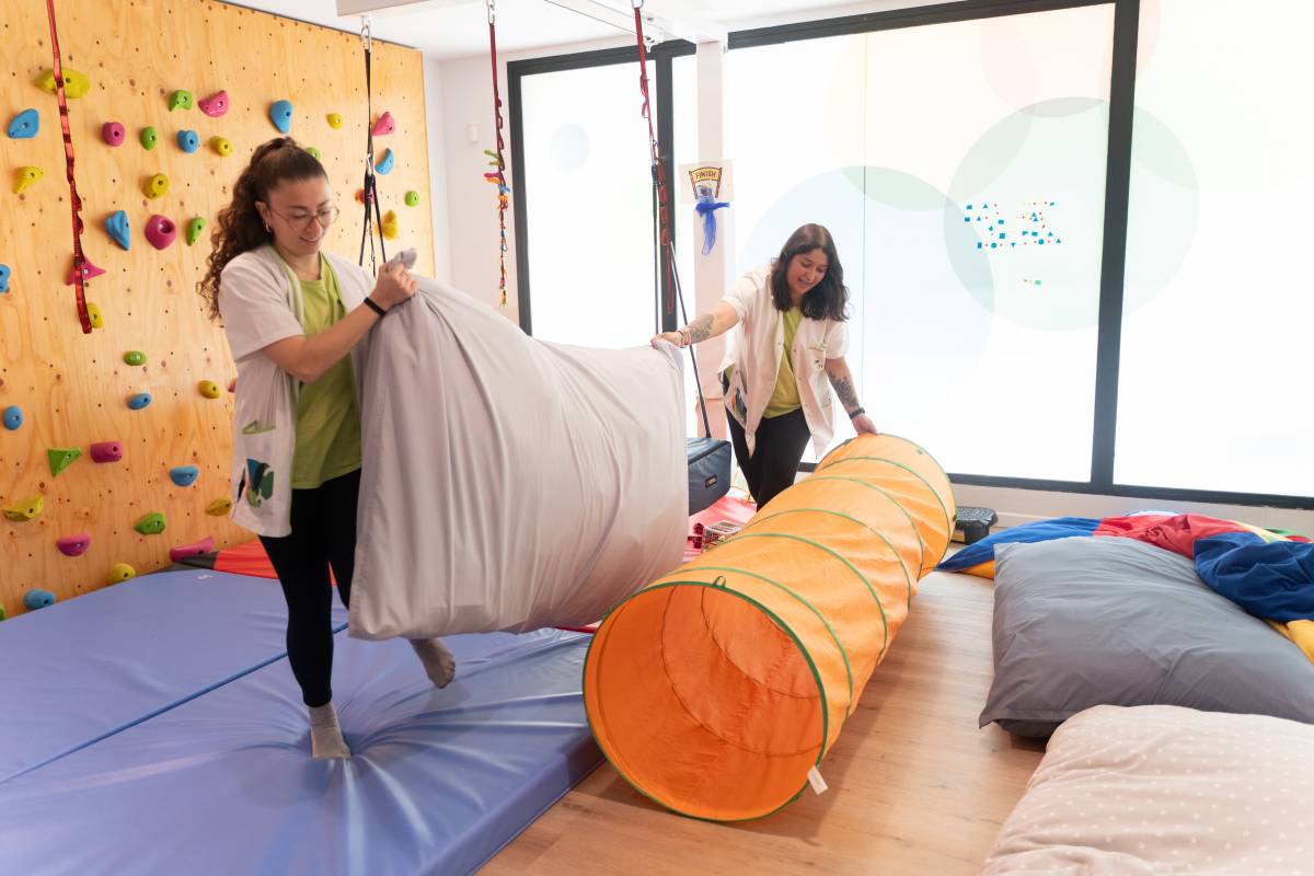 Les dues professionals organitzant un dels espais abans d'una sessió amb infants - David Cha