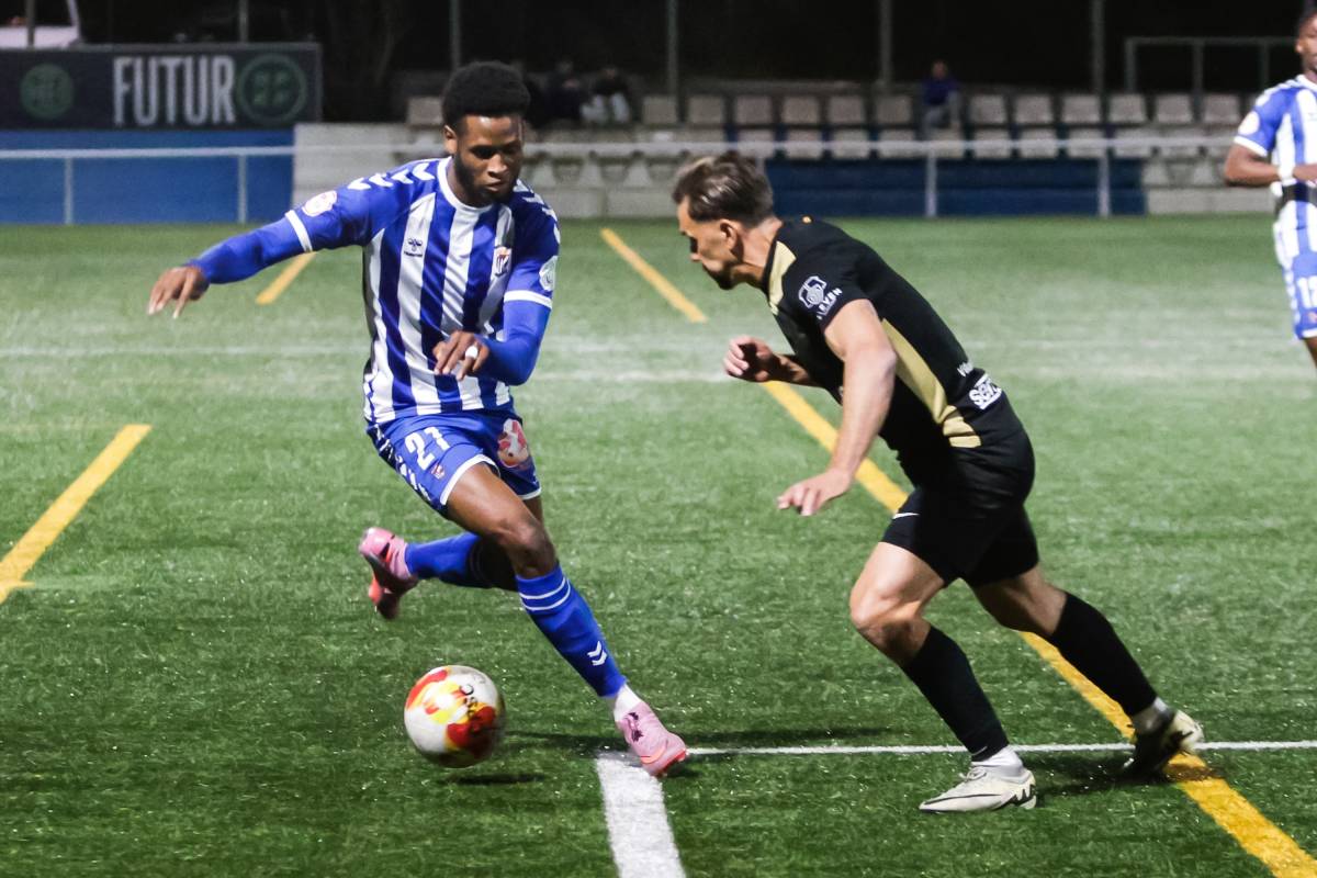 El davanter local Bafode en una acció davant del visitant Fran Grima - Lluís Clotet