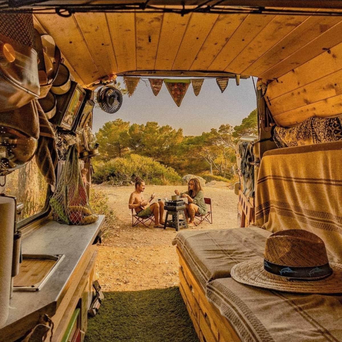 La Verónica Guerrero i el Marc Guitart a sobre de la ‘Llauneta’, durant una de les primeres parades, a les Illes Balears