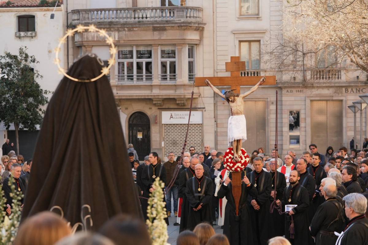 FOTOS | Devoció i tradició en el viacrucis de Setmana Santa al Centre