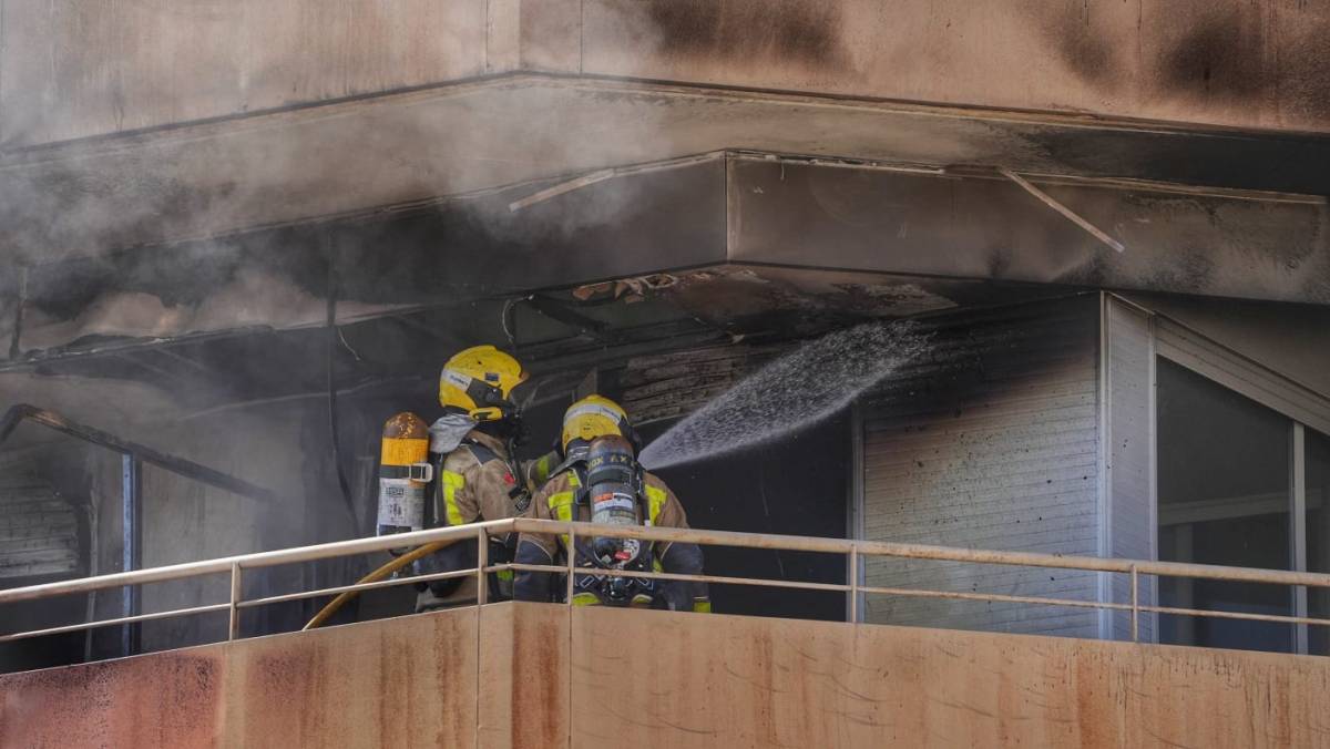 Un incendi crema un pis sencer al barri del Segle XX de Terrassa