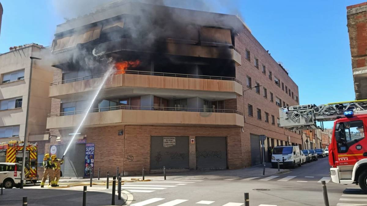 S'han activat 7 dotacions de Bombers i els veïns de l'edifici han estat evacuats - Cedida