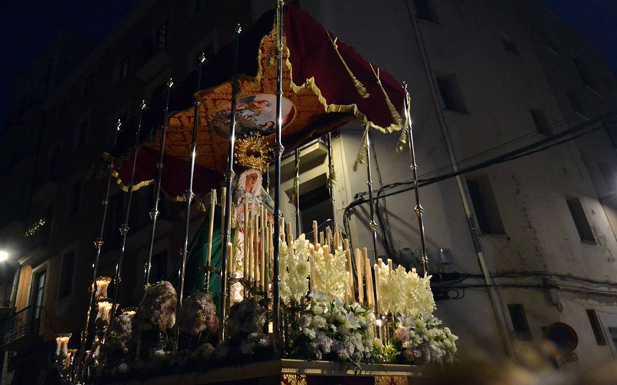 La solemnitat de la processó de Divendres Sant torna a omplir els carrers de Manresa