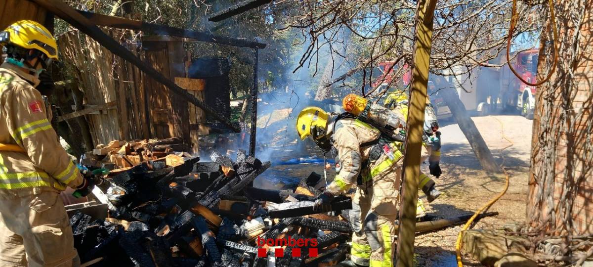 Els Bombers apaguen un incendi de llenya originat per una barbacoa a Clariana de Cardener