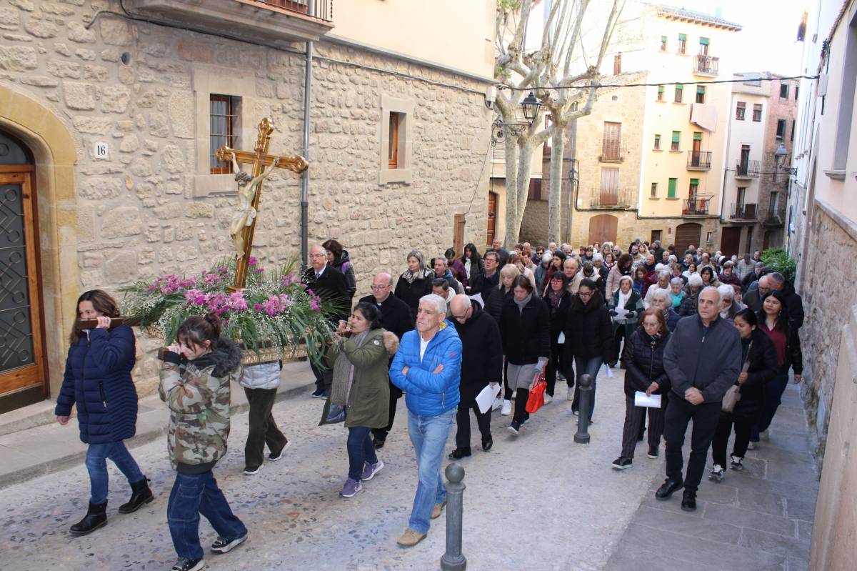 Un centenar de fidels han commemorat el Viacrucis a Solsona 