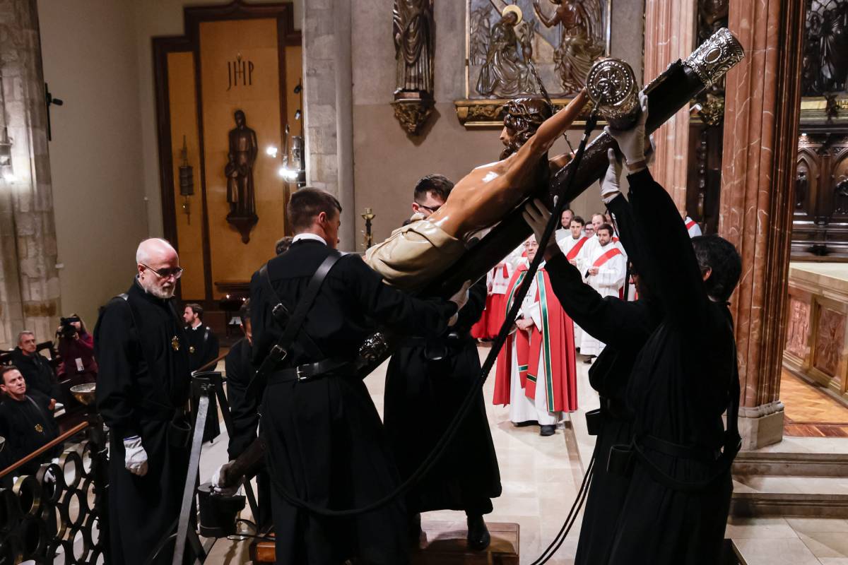 FOTOS | El Via Crucis ret homenatge al patiment de Jesús pels carrers del Centre de Terrassa