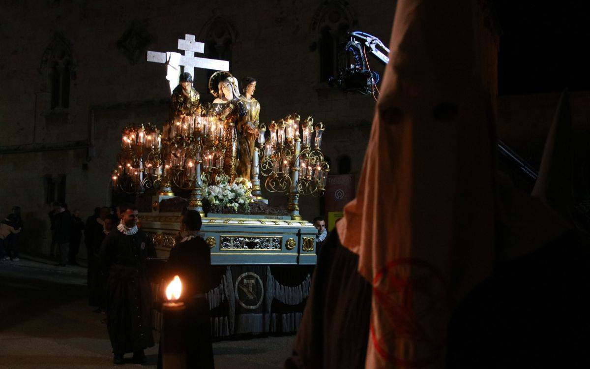Tarragona viu amb devoció, fe i solemnitat la processó del Sant Enterrament de Divendres Sant