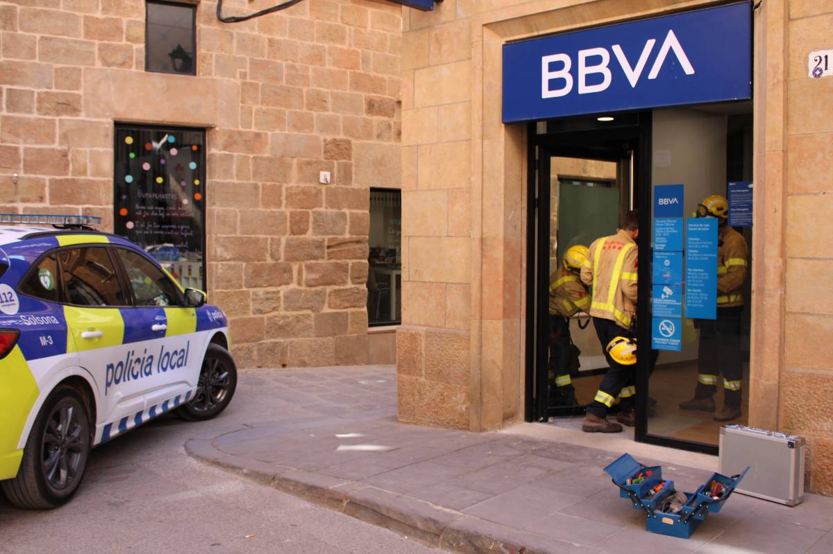 Una persona queda atrapada dins d’un caixer automàtic a Solsona i els Bombers la rescaten