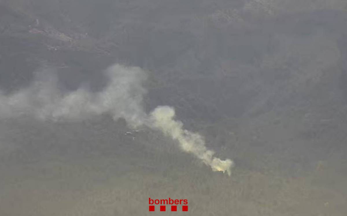 Els Bombers treballen en un incendi forestal a Capafonts, a les muntanyes de Prades