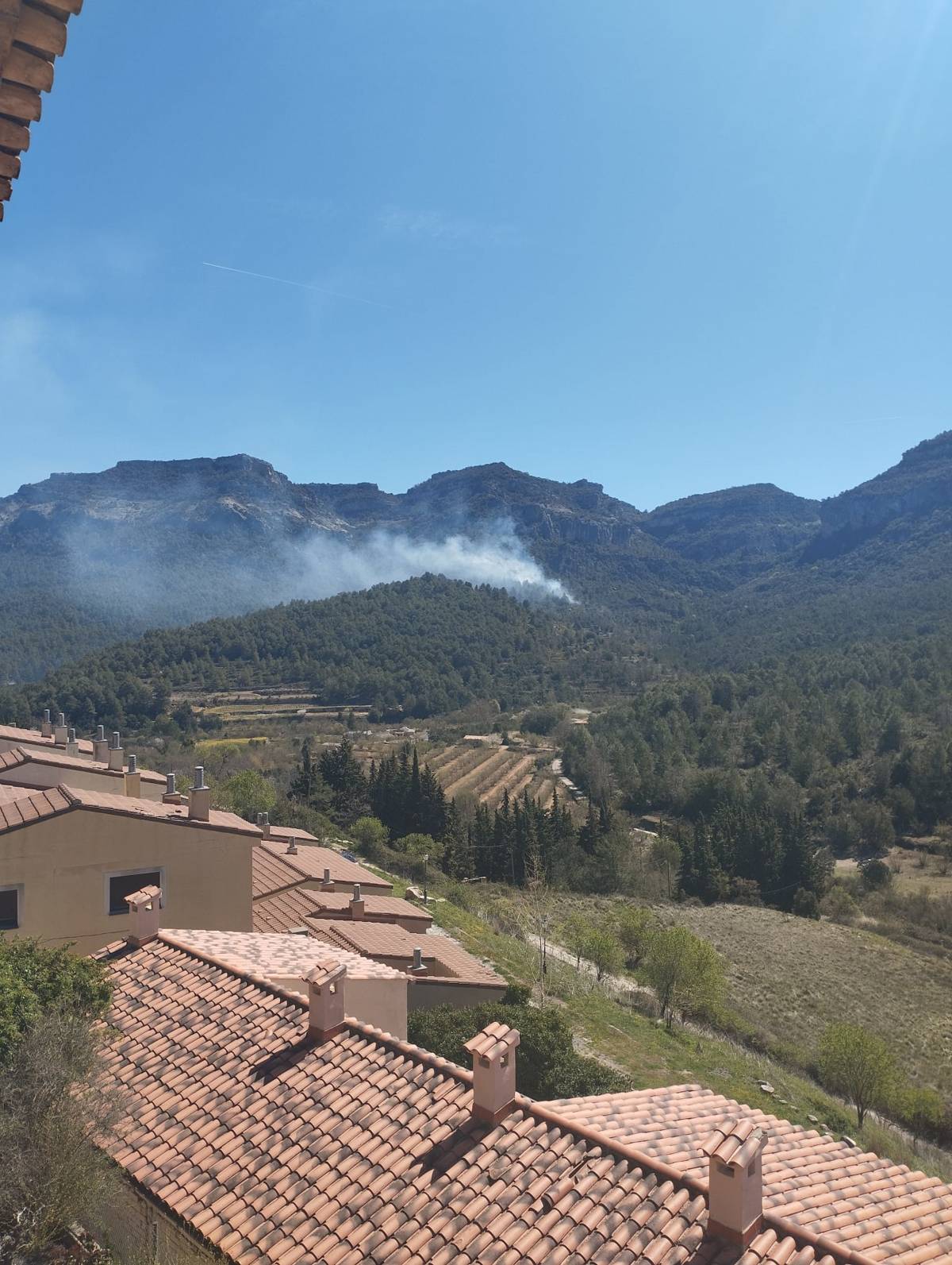 Els Bombers treballen en un incendi forestal a Capafonts, a les muntanyes de Prades