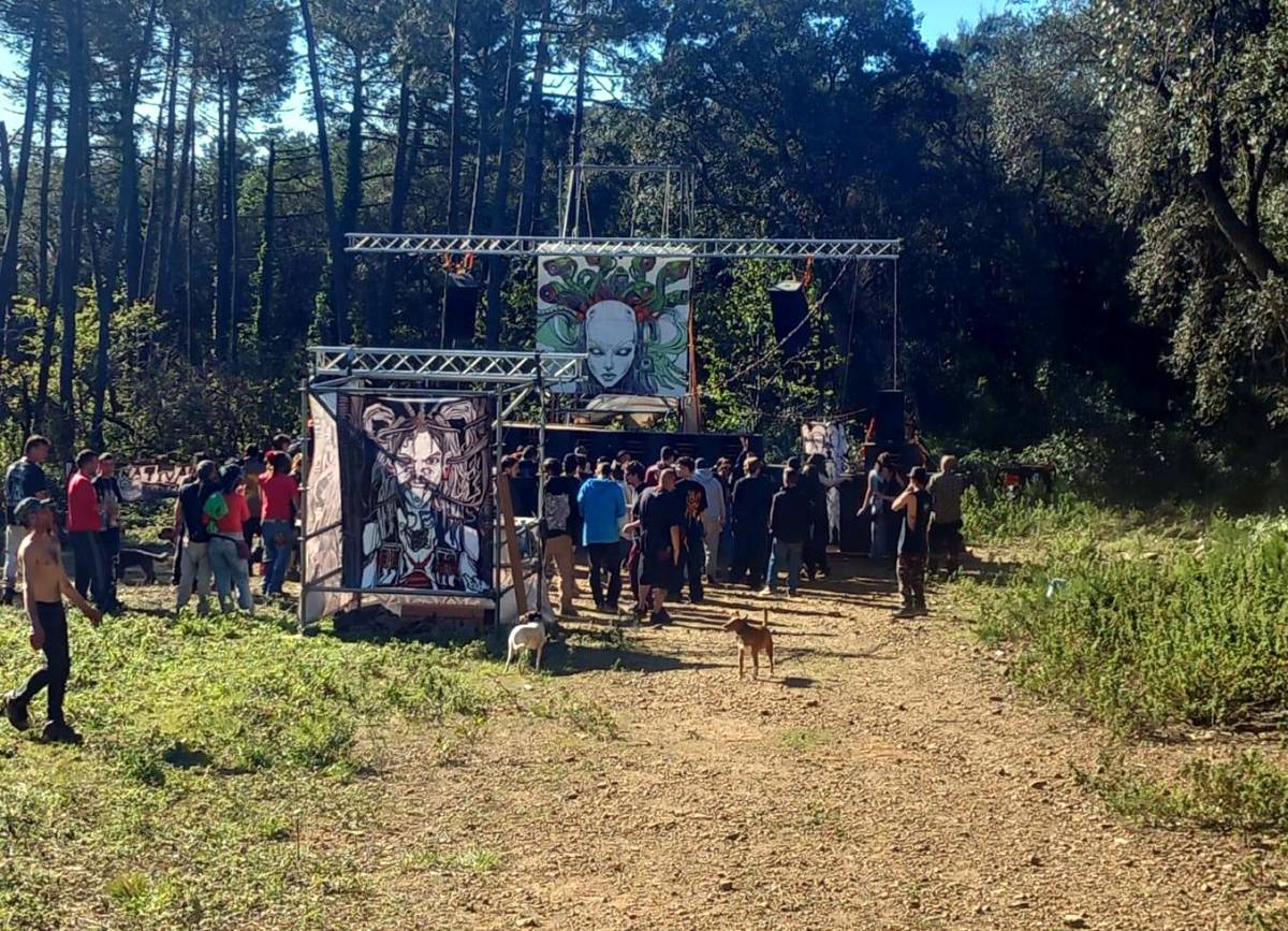 Rave il·legal a l'Empordà: 100 persones, 80 vehicles i música tecno