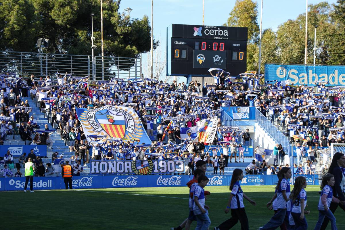 Tot i ser Setmana Santa, molt bona entrada a l`estadi - Victor Castillo Tot i ser Setmana Santa, molt bona entrada a l`estadi