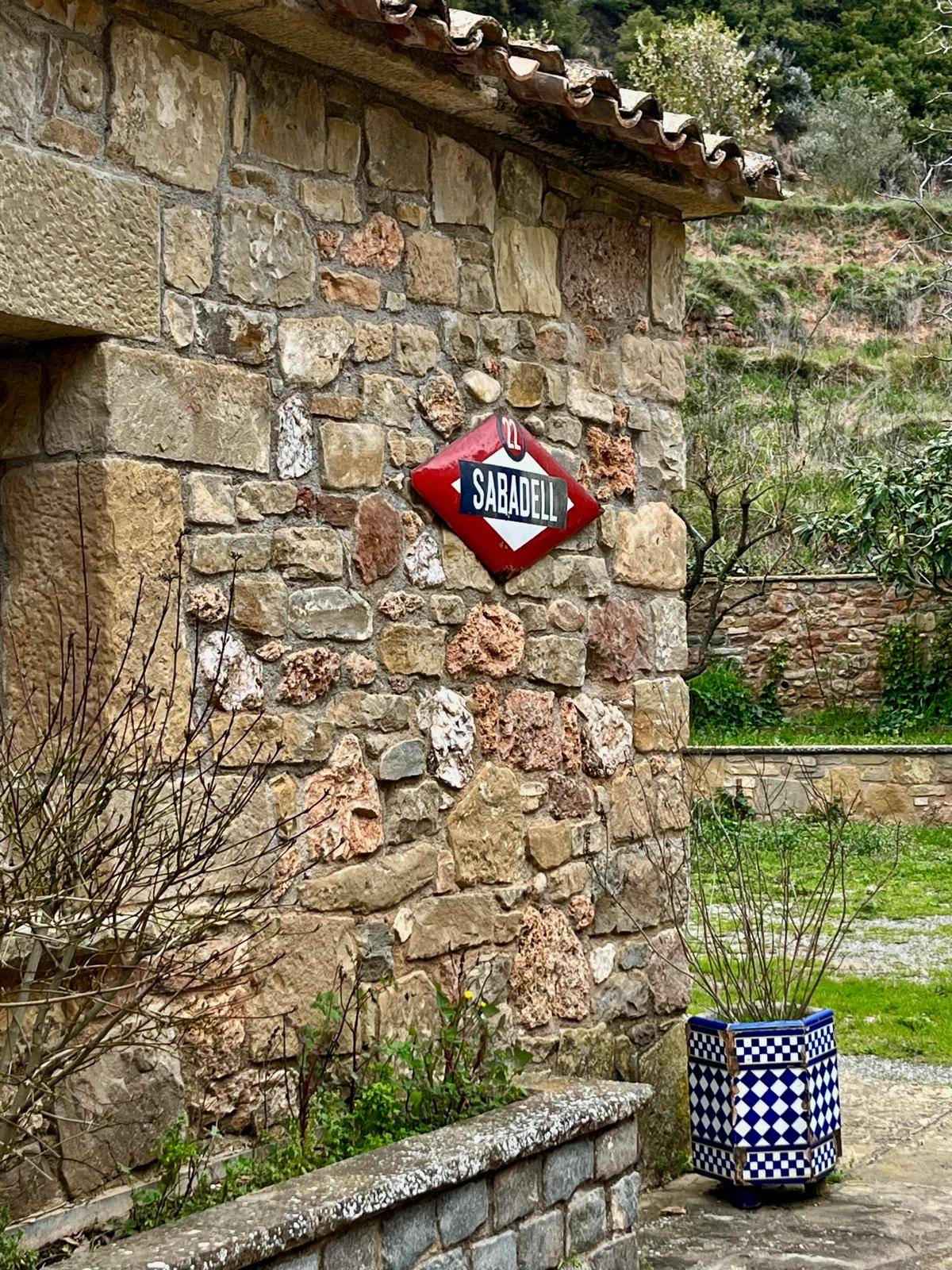 Una antiga placa del 1940 de Sabadell fa les maletes i se’n va a Mura