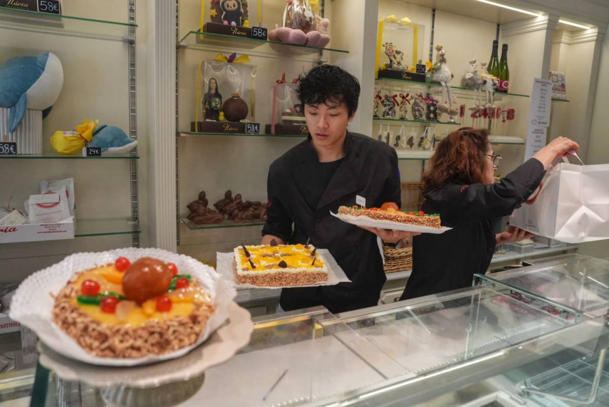 Les mones tornen a omplir les pastisseries el Dilluns de Pasqua: “Com més s’apropa l’hora de dinar, major és el caos”