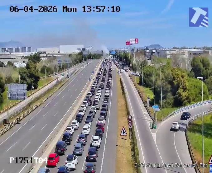 La C-32, tallada en ambdós sentits a Gavà per un incendi en plena operació tornada