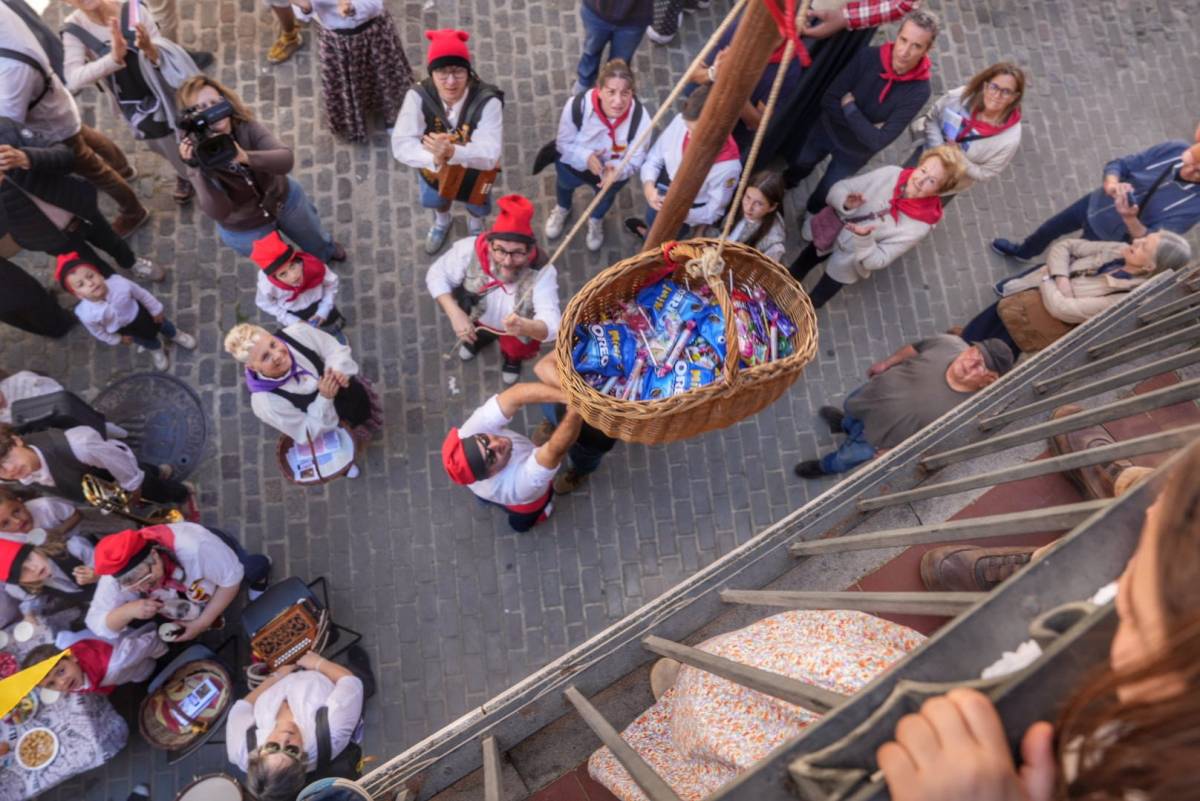 Cistells pujant i baixant dels balcons per les Caramelles - Nebridi Aróztegui