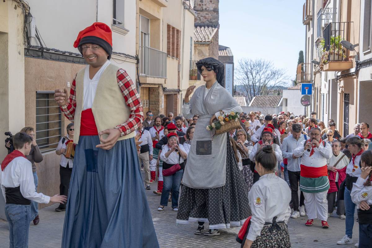 Els gegantons Antoni Masseguer i la Carmeta han obert pas durant les Caramelles - Nebridi Aróztegui