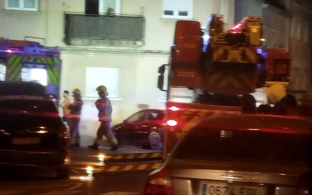 Extingeixen un incendi en els trasters d'un bloc de pisos a la Sagrada Família de Manresa