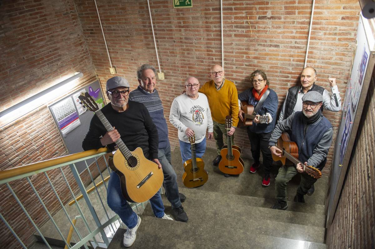 Veïns que ensenyen altres veïns a tocar la guitarra a Terrassa: “Volia fer-ho des dels 14 anys