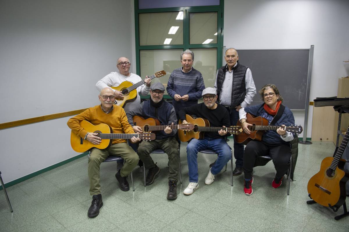 Membres del grup, en una aula del casal - Alberto Tallón