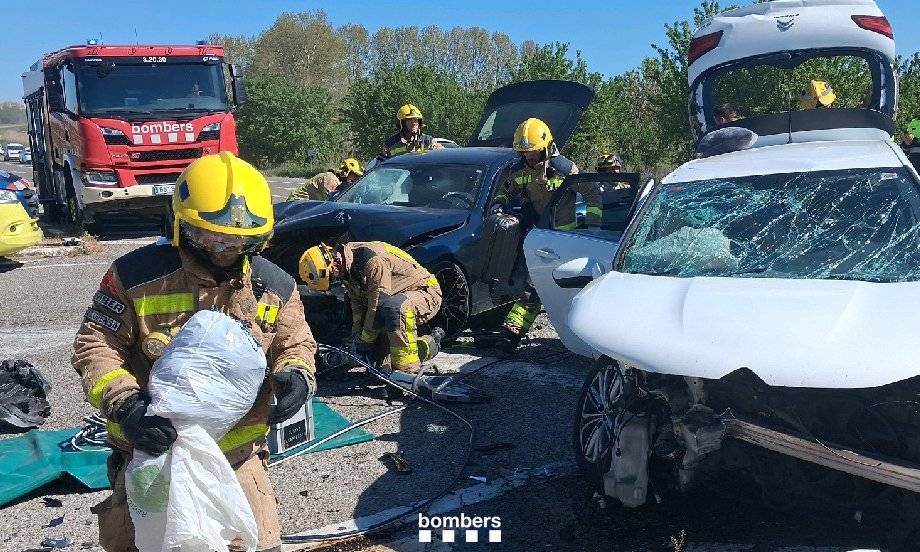 Set ferits en un xoc frontal entre dos turismes a l'N-II al Pla d'Urgell