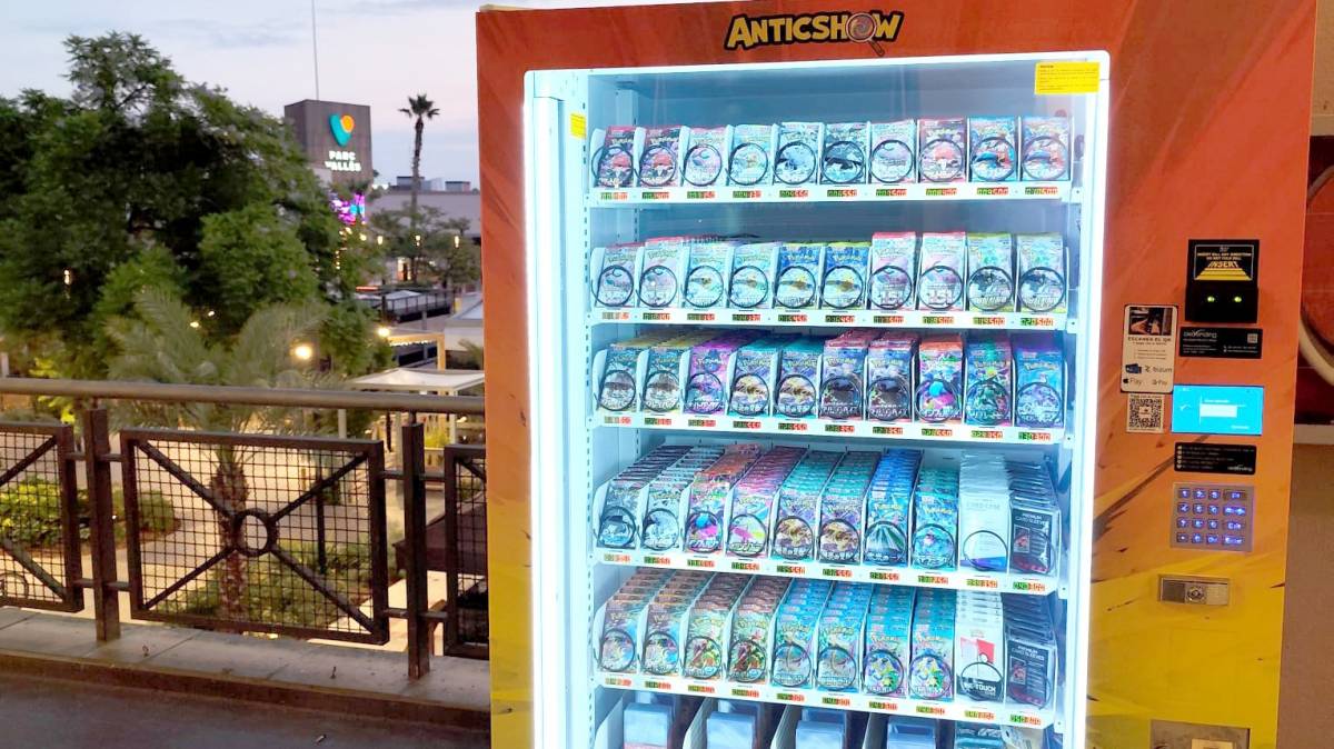 Una màquina de cartes Pokémon conquereix el Parc Vallès: "El nostre món ha crescut molt"