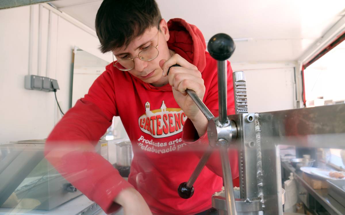 Un jove d'Artés reobre la tradició amb una xurreria després de tres dècades