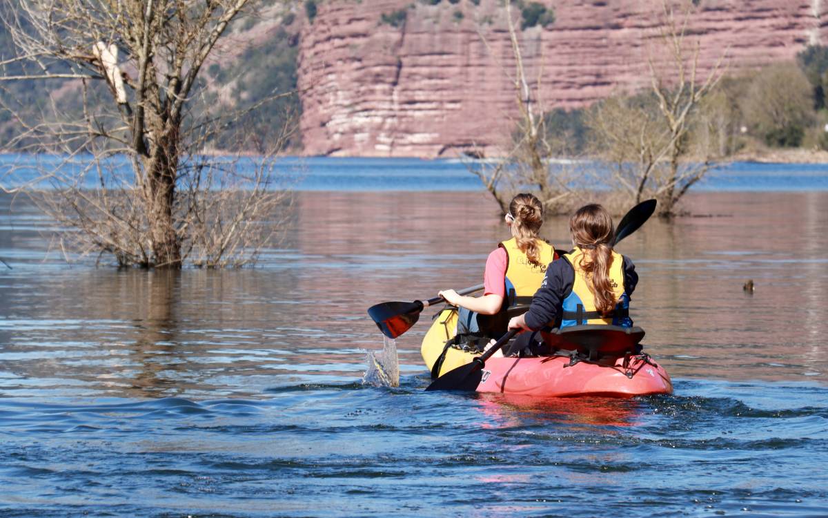 Dues noies practicant caiac al pantà de Sau aquesta Setmana Santa. - ACN Dues noies practicant caiac al pantà de Sau aquesta Setmana Santa.