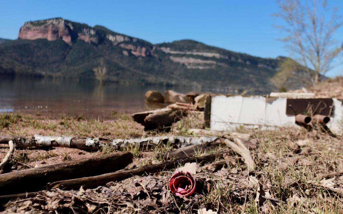 Deixalles acumulades als vorals del pantà de Sau. - ACN Deixalles acumulades als vorals del pantà de Sau.