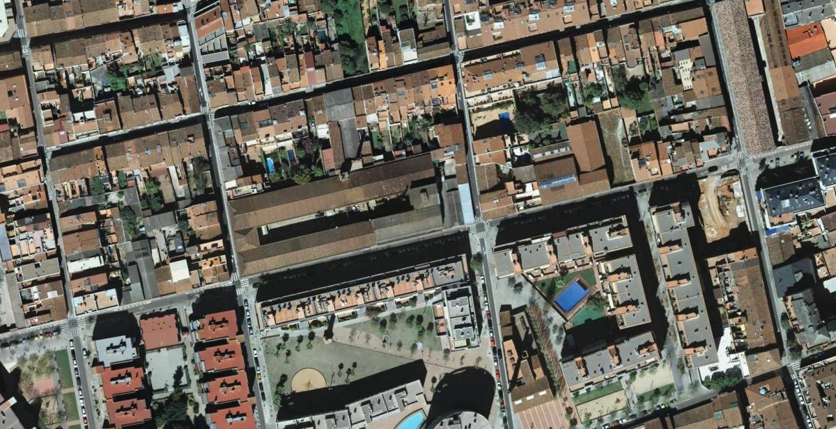 Estat inicial de les obres amb les dues naus, la sud al carrer d’Alemanya i la nord a l’interior del pati d’illa al fons