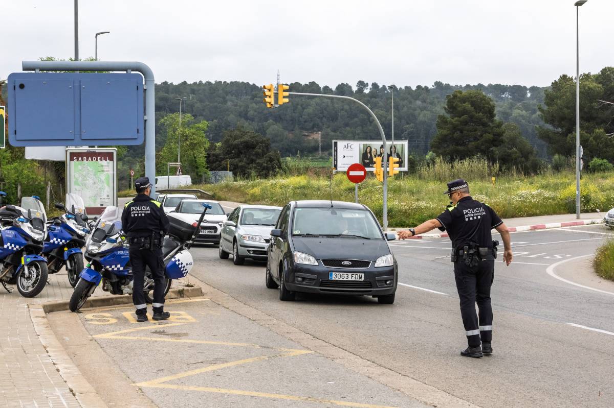 Trànsit i els cossos de policia impulsen una campanya per reduir les distraccions al volant